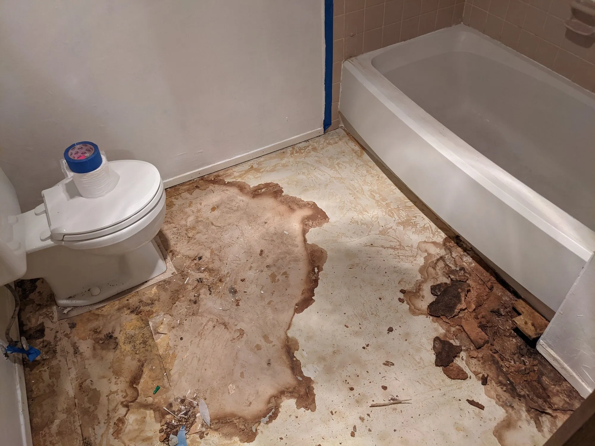 badkamer-onder-water-door-verstopte-afvoer